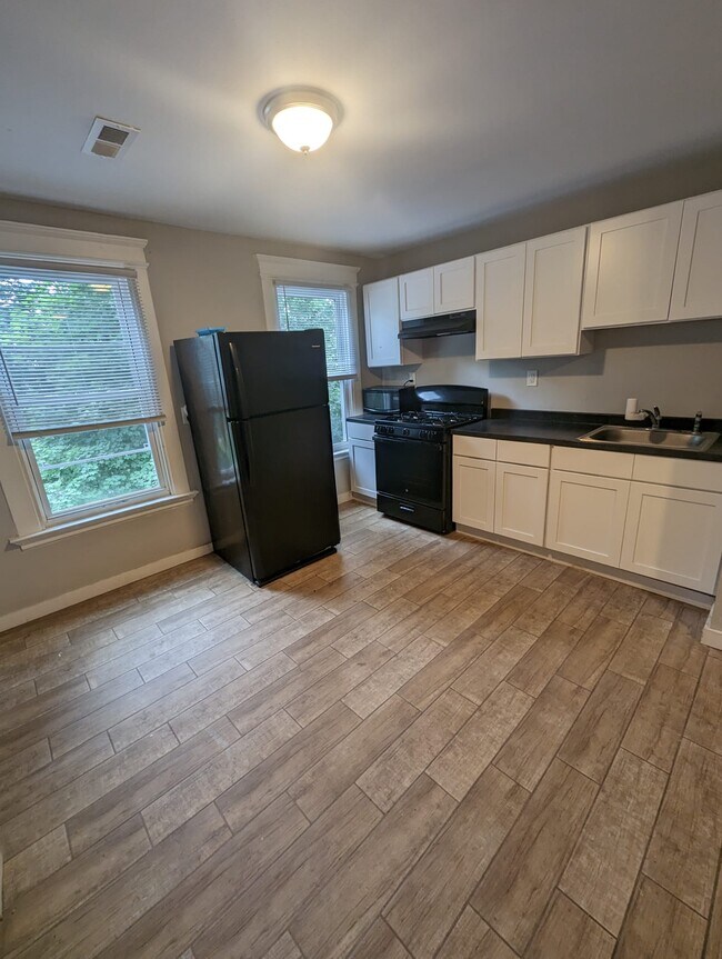 Photo - 174 Thompson St Apartments Unit 3
