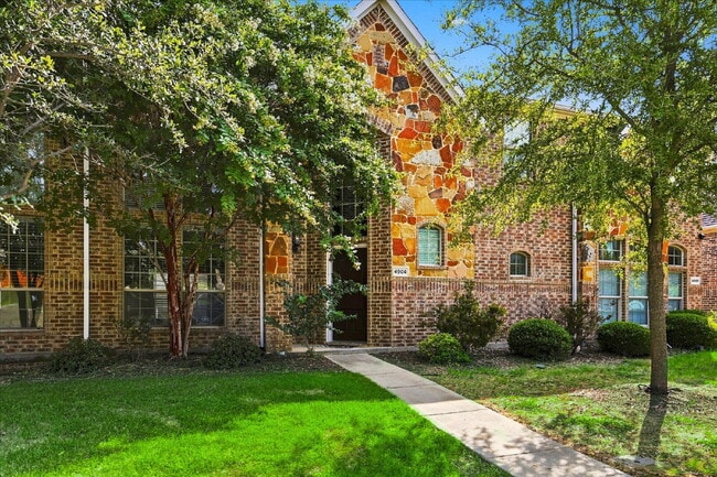 Building Photo - 2-story townhouse, featuring 3 beds, 2 full baths and 1 half bath.