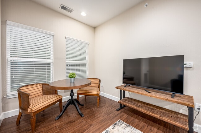 1BR, 1BA - 650SF - Living Room - 609 S Henderson St