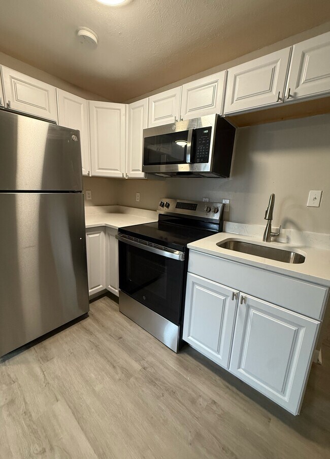 Building Photo - 2612 Stanton Ave Unit 3