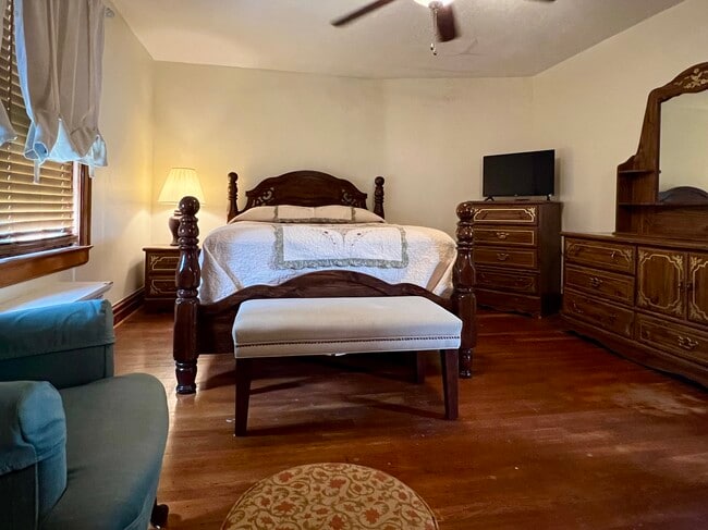 Building Photo - 209 Main St Unit Bedroom One - Queen Rental