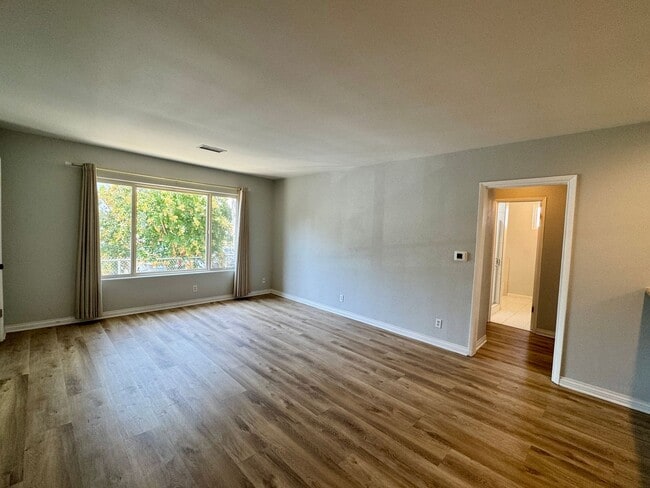 Building Photo - Dickens Unit Dickens #8 Rental