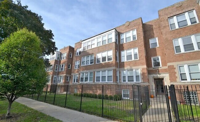 Building Photo - Rogers Park 2 Bed 1 Bath W/ Sun Room / Dog Friendly Unit 2