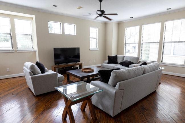 Photo - 2412 Charleston St