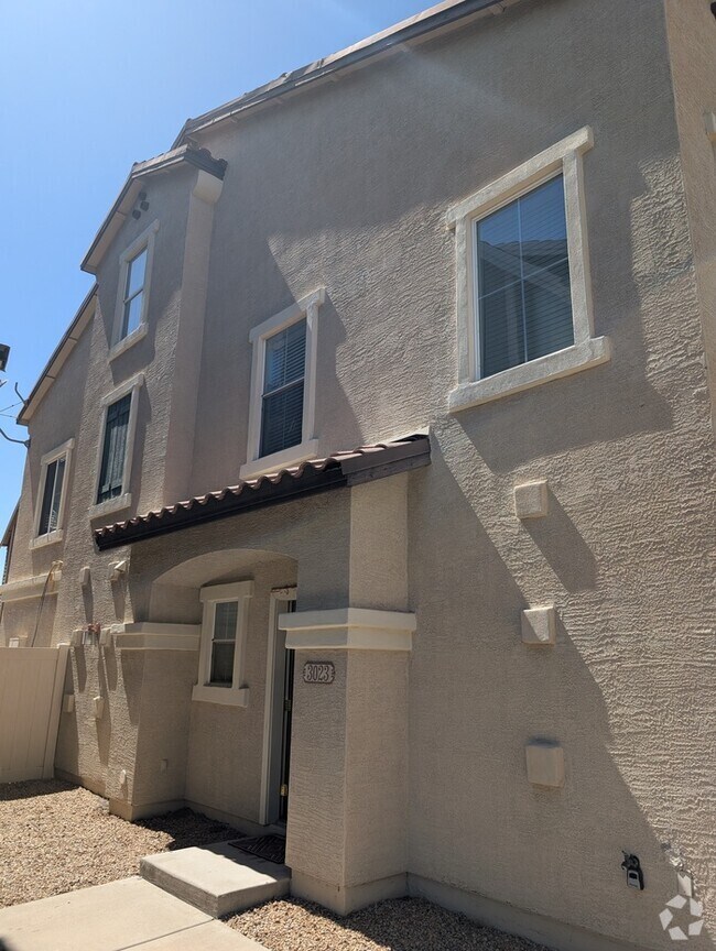 Building Photo - Tramonto Townhome - Tri-level