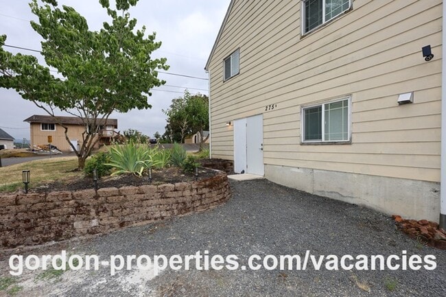 Building Photo - Saint Helens OR - newly renovated 1 bedroom apartment