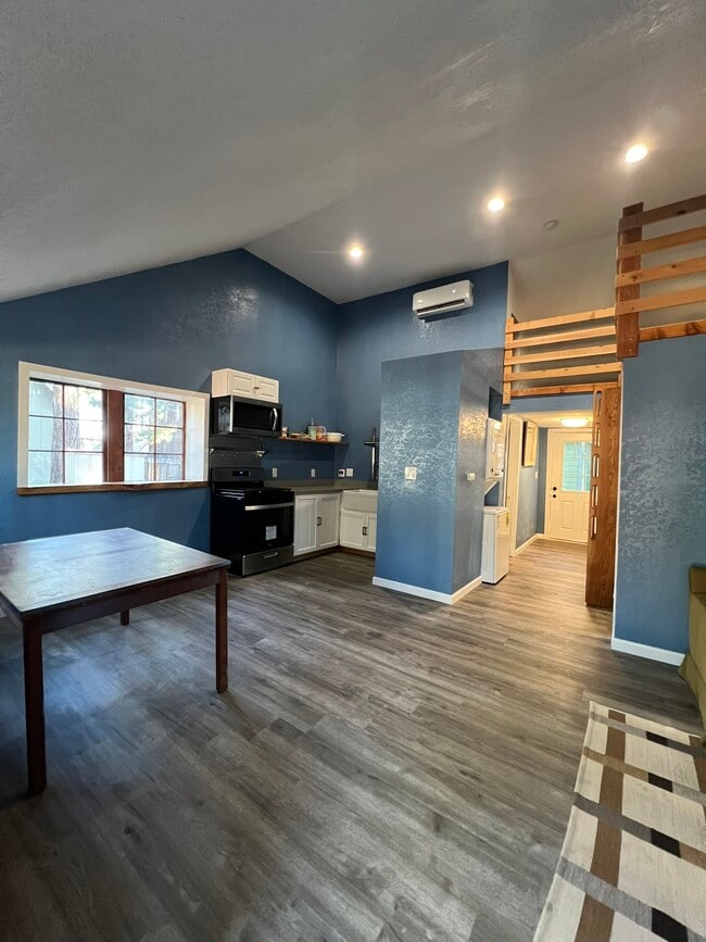 Photo - 1081 Craig Ave