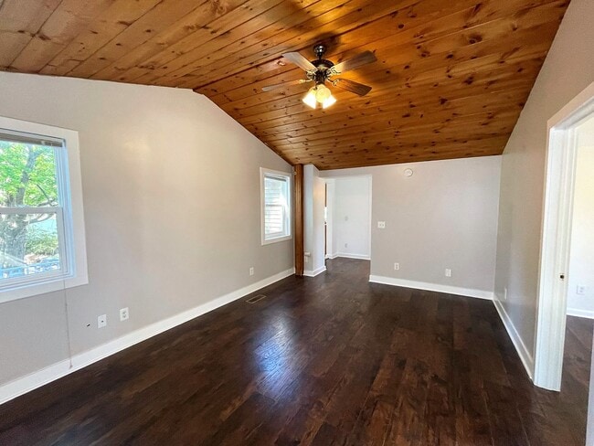 Building Photo - 212 E Washington St Unit 212 E. Washington Upper