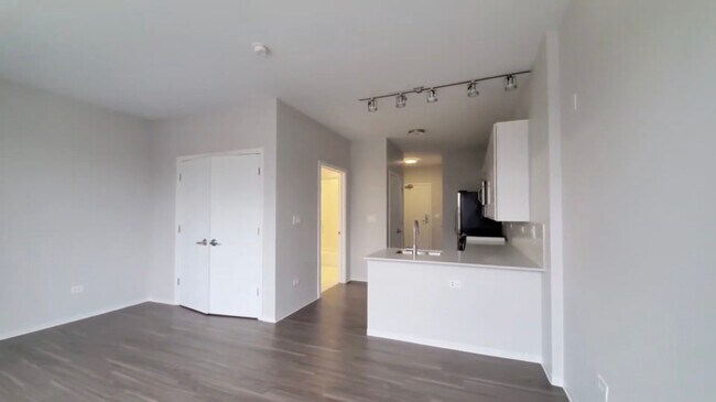 Building Photo - 801 W Adams St Unit 810