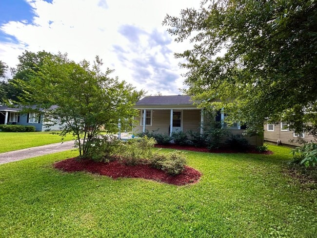 Building Photo - Unique 3 Bedroom Home Located Across from ...