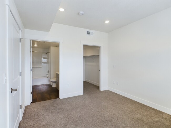 Fremont Bed Entrys - Hart Apartments