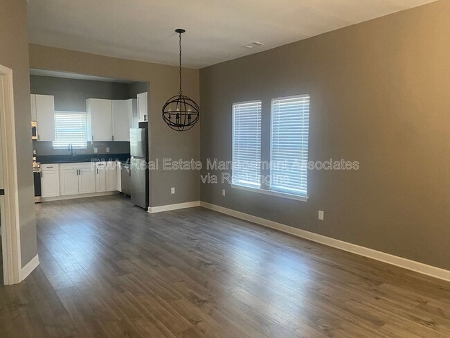 Photo - 609 N Hill St