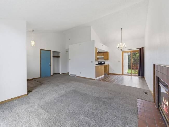 Photo - Bright & Spacious 3 Bed Home with Vaulted Ceilings & Fenced Yard AVAILABLE NOW!