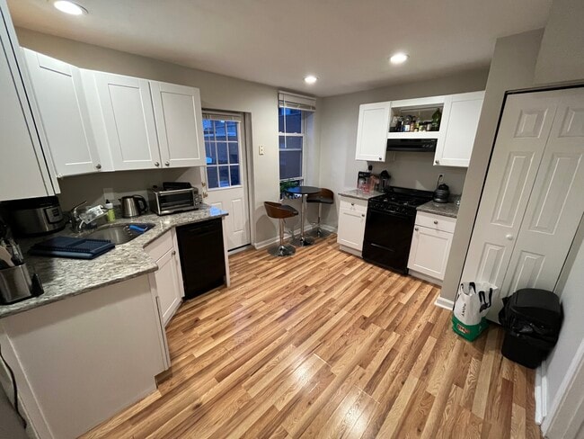 Photo - 233 Hanover St