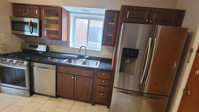 7227 N Ridge Blvd Unit 2A