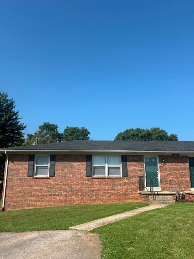 Building Photo - 1709 McGregor Ct