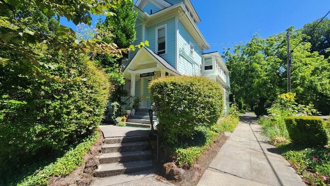 Building Photo - 2234-2238 SW Vista Ave Unit 6