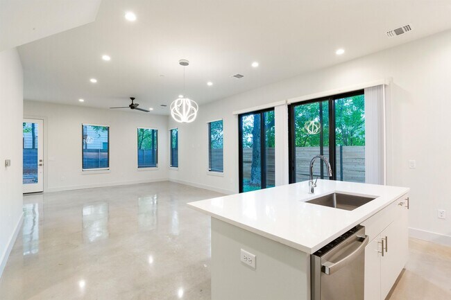 Photo - 1116 Walton Ln