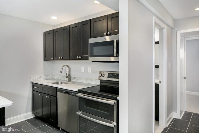 Photo - 225 Channing St NE