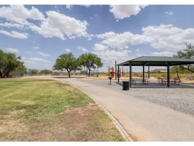 Building Photo - Spacious single story, 4 Bedroom / 2 Bath