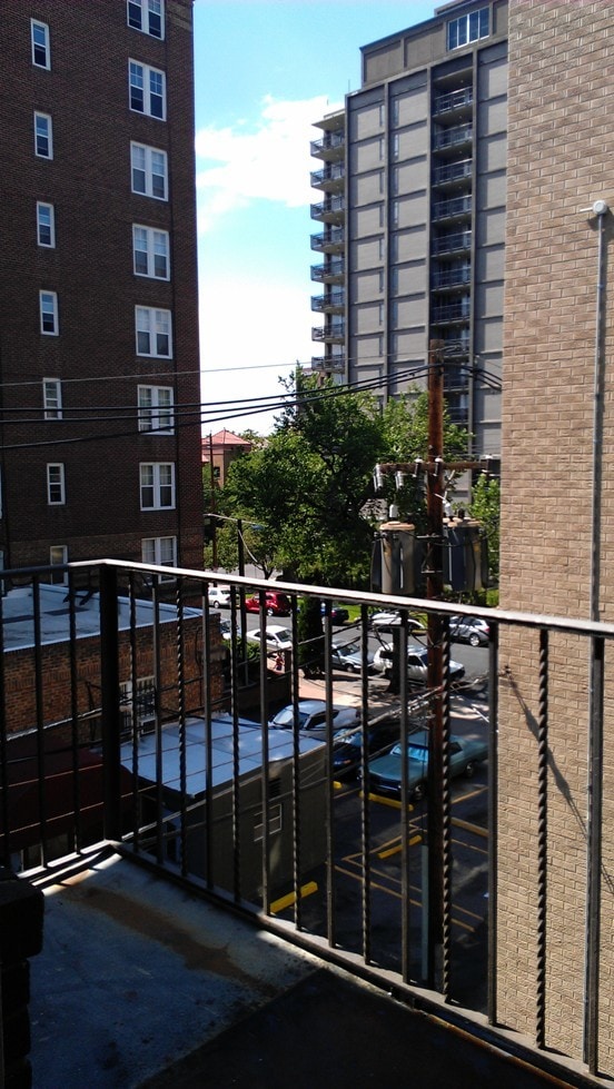 Building Photo - 963 Logan St