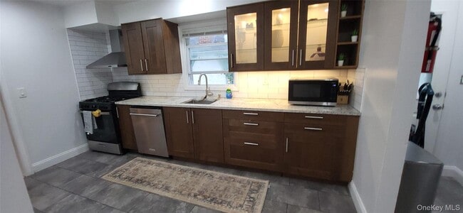 Photo - 85 Bushey Ave