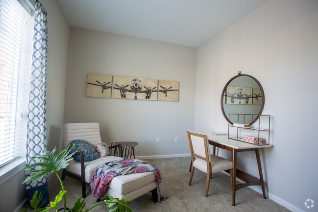 Rosslyn- 2BR, 2BA