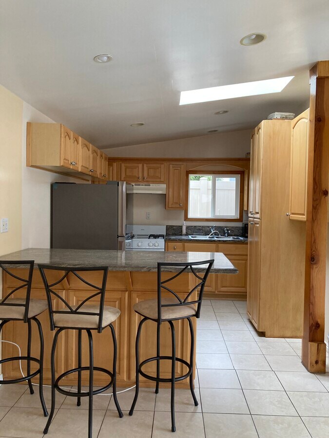 kitchen - 1734 S Canfield Ave Unit 1