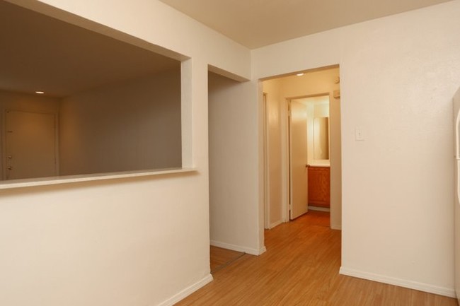 1BR, 1BA - 520 SF - Springwood Apartments