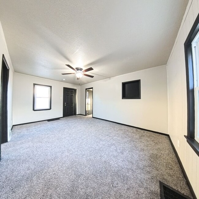 Photo - 2 Bedroom 1 Stall Garage East Side Home for Rent