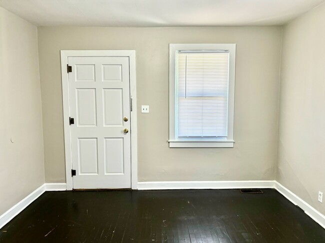 Photo - Spacious 2 bedroom home near Churchill Dow...