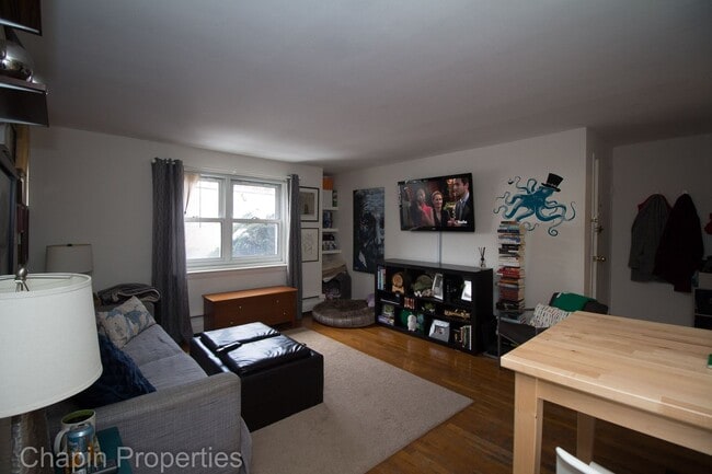 Building Photo - 2Br/1Bth, Great location, quiet area, Laundry in building