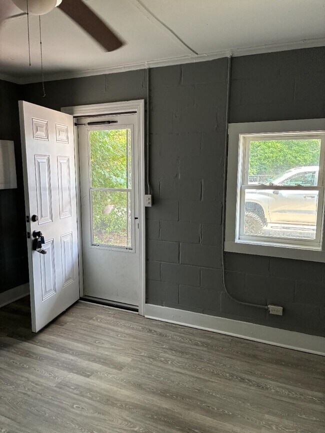 Photo - 204 Wainwright Ave E