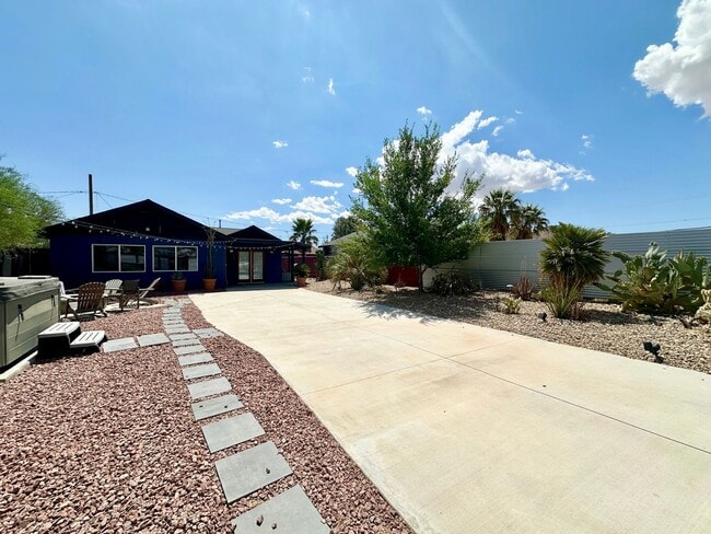 Photo - AVAILABLE NOW!! 3 BEDROOM 3 BATHROOM HOME IN JOSHUA TREE!