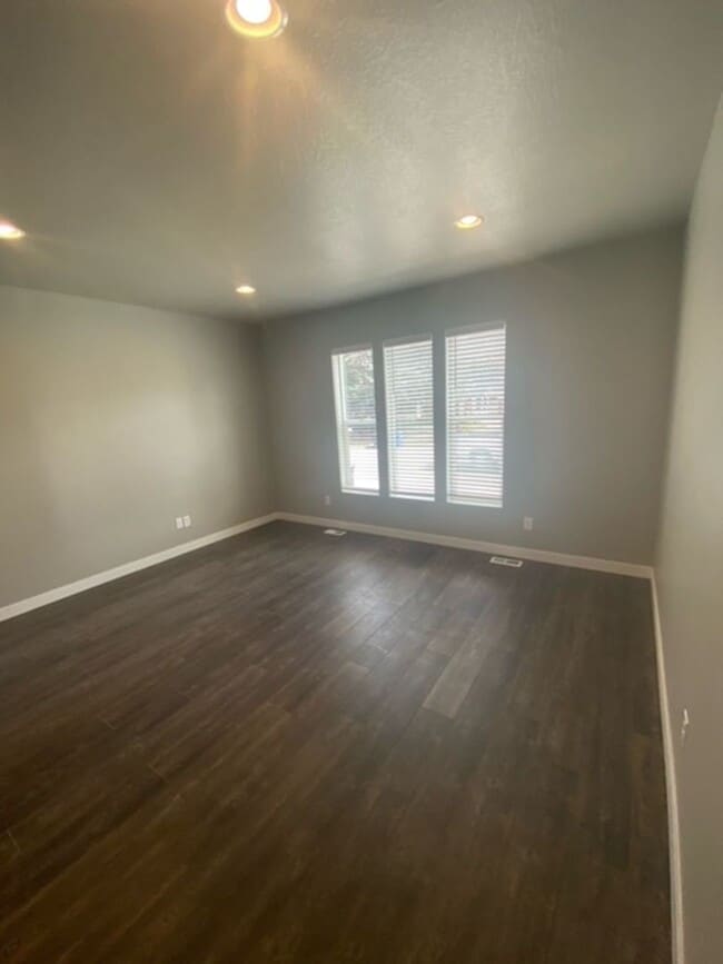 Photo - Beautiful Bountiful Townhome