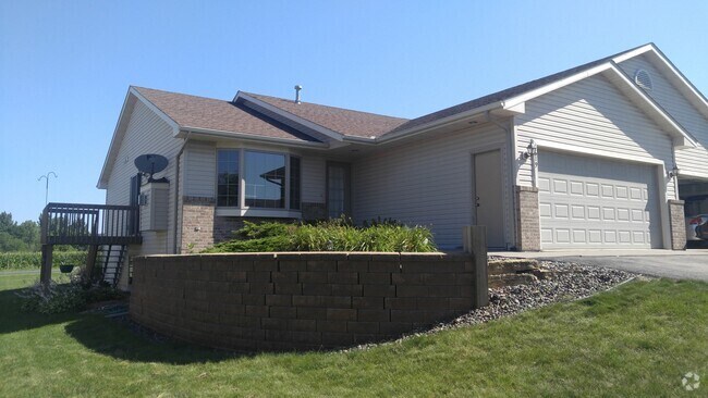 Building Photo - 4 Bedroom Twin Home