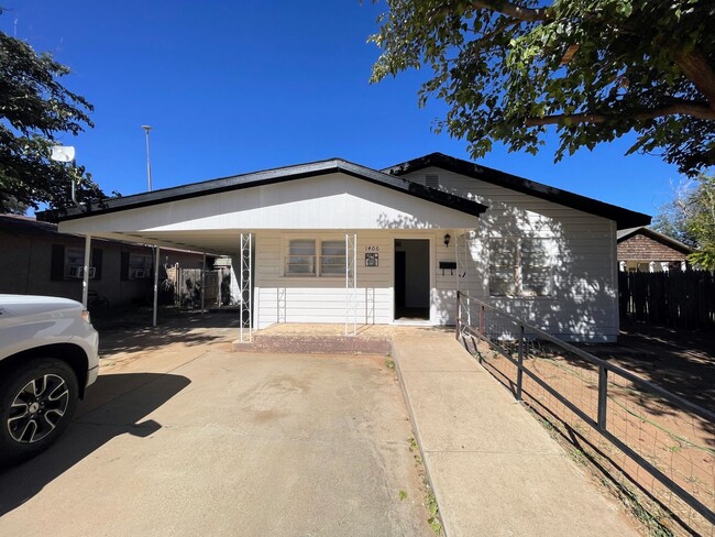 Building Photo - Modern Comfort Meets Classic Charm – Fresh-Renovated 3-Bed Home in Lamesa
