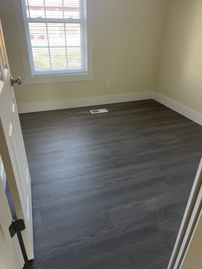 Photo - 206 Honeysuckle Ln