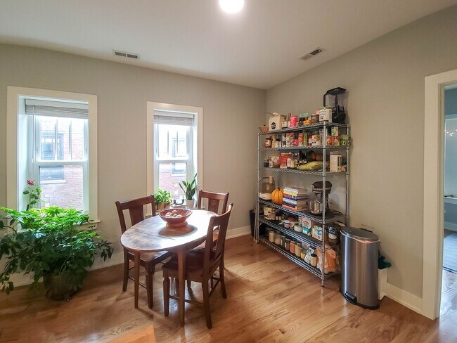 Photo - 350 W Dickens Ave Unidad 2109-3