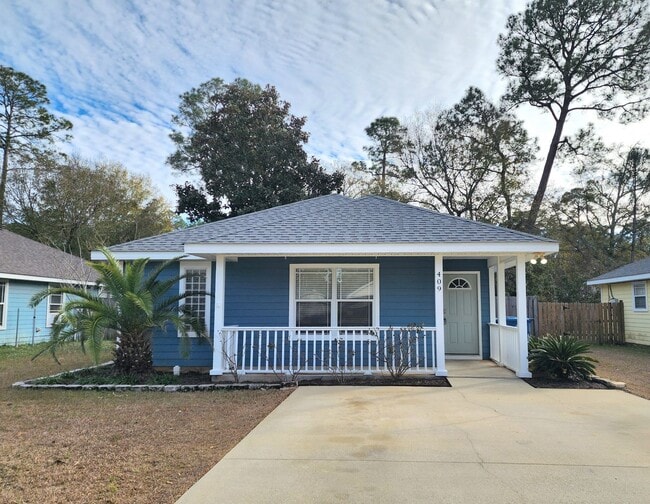 Building Photo - Gulf Shores Cottage close to park and schools!