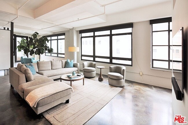 Photo - 849 S Broadway Unidad 811