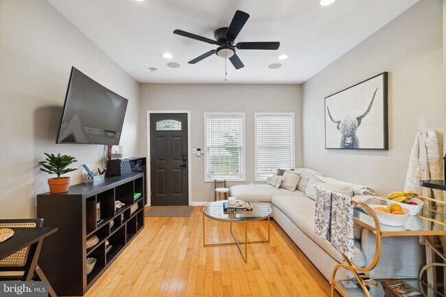 Photo - 2357 Montrose St