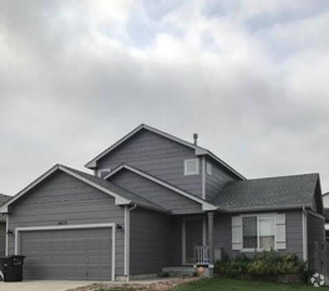 Building Photo - Great 3 Bedroom 3 Bath Home on Fantasia!