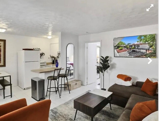 Building Photo - 820 NE 16th Ave Unit 2