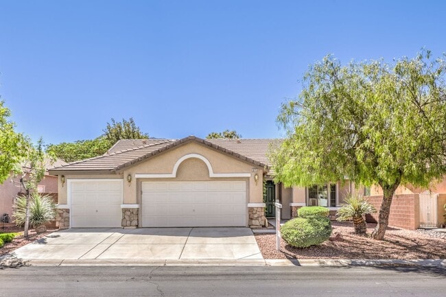 Building Photo - single story / 3 car garage / 3 bedrooms / 3 baths