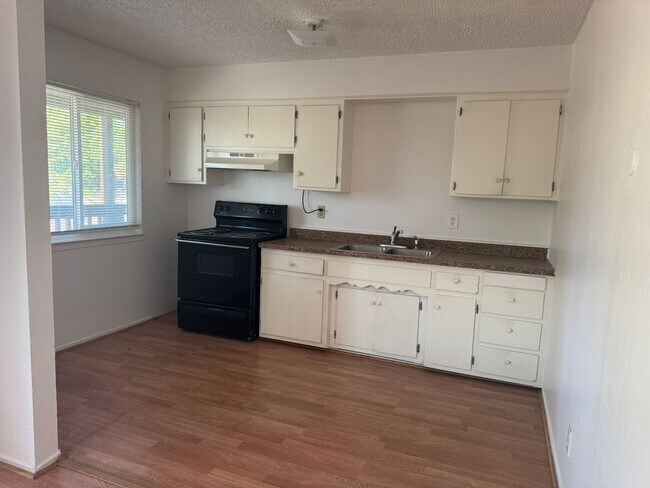1331 Pomona Ave Unit 4