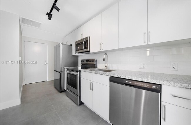 Building Photo - 1536 NW 15th Ave Unit 302