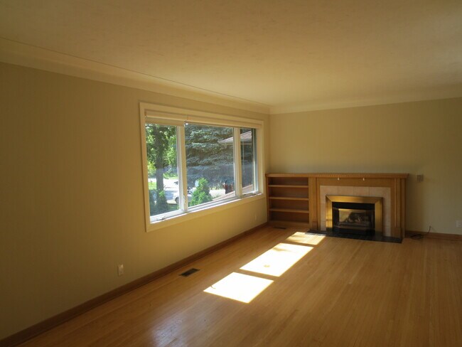 Photo - 387 Wharncliffe Rd N Unit Upper