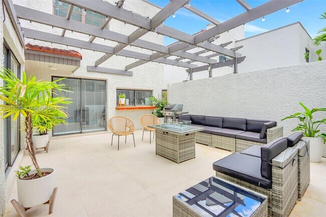 Building Photo - 4724 SW 67th Ave Unit E11 Rental