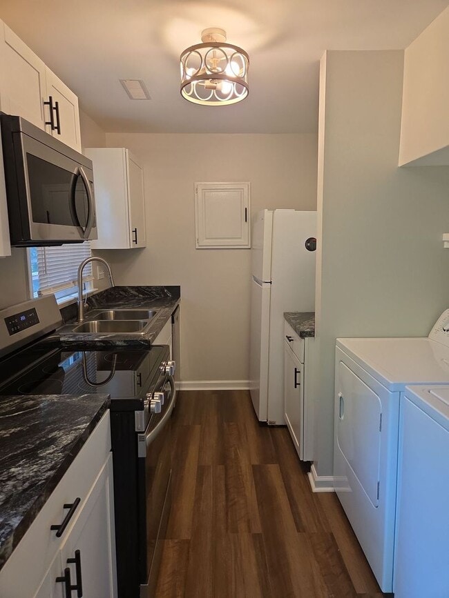 Photo - 2BD/1.5 BA Townhome - Available July 31st Recently Renovated